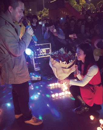 温州女子“备战”一月 街头向男友求婚成功