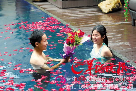 邓峰在一池的玫瑰花里向女朋友求爱