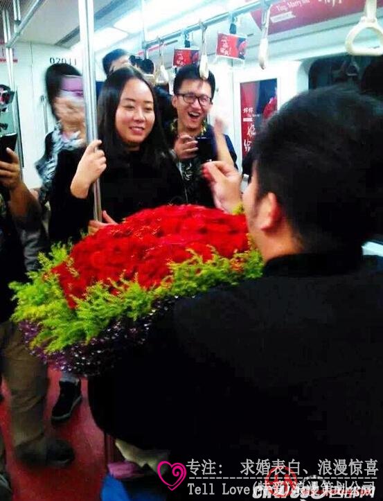 西安男子打造地铁求婚专列 乘客：又相信爱情了